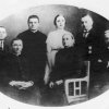 Siedzą od lewej: ks. Ignacy, Matka i ks. August. Stoją: Klemens, ks. Antoni, Jan z żoną.